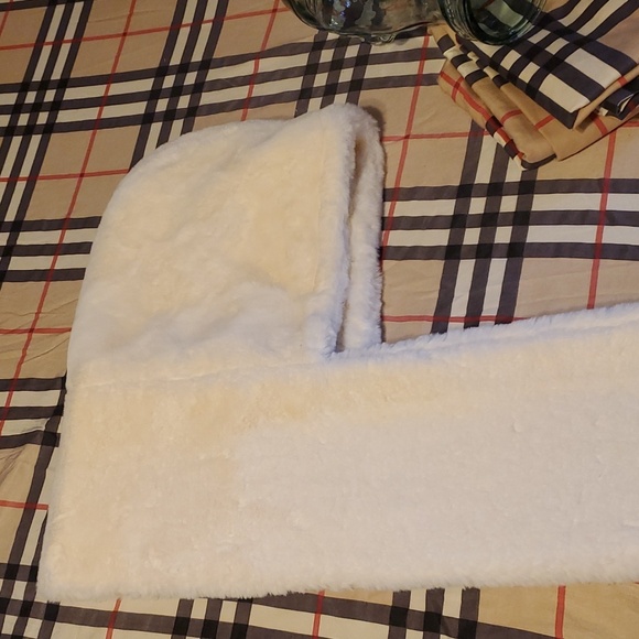 Infinite Faux Fur scarf with hood. - Picture 7 of 11